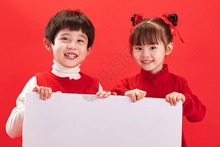 摄影东方人户内两个小朋友拿着白板图片