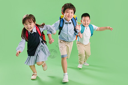 小孩背关爱东方人纯洁奔跑着的三个小学生背景