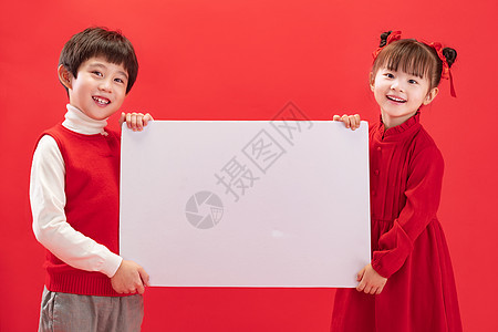 无忧无虑东方人两个人两个小朋友拿着白板背景图片