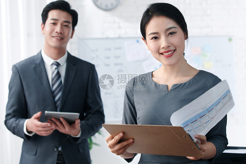 亚洲青年人成就青年商务男女在办公