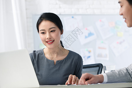 自信东亚水平构图青年商务男女在办公图片