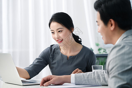 男人使用电脑女商人青年商务男女在办公图片