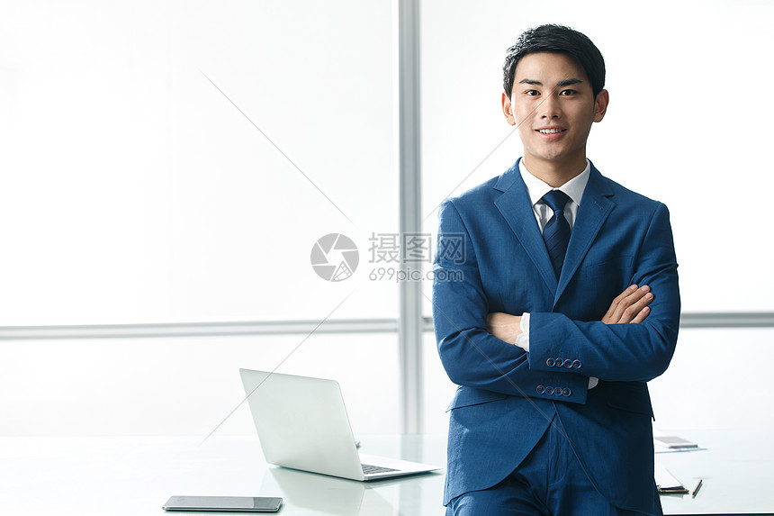 商务青年男人在办公室图片