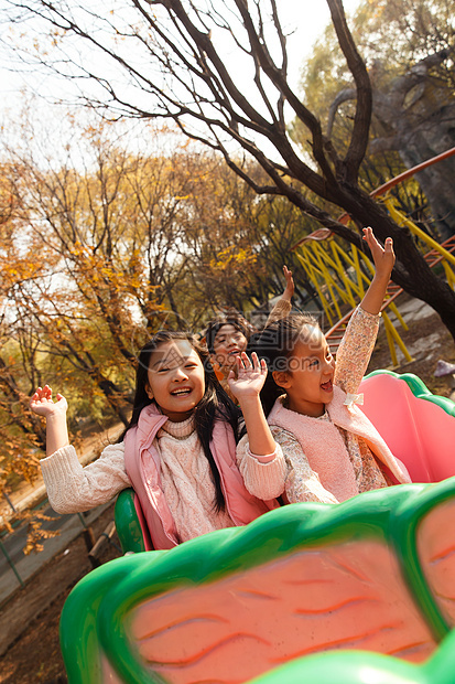 户外男孩女孩坐过山车图片