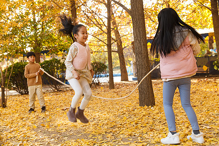 儿童跳绳自由男孩女孩在户外玩耍背景