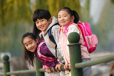 小学生在户外玩耍图片