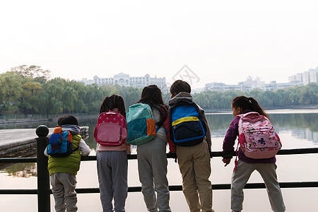 小学生在户外玩耍图片