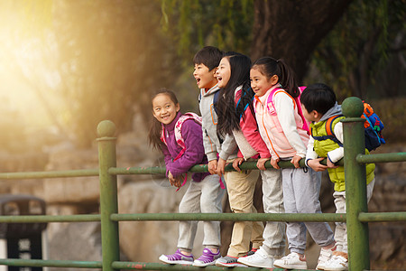 相伴小学生在户外玩耍图片