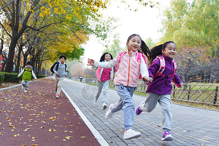 欢乐的小学生在户外奔跑高清图片