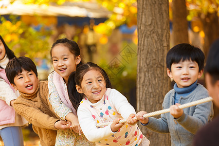 自由小学生在拔河比赛图片