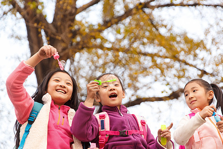 小学生在户外玩耍图片