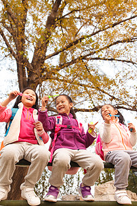 公园护栏嬉戏的小学生在户外玩耍背景