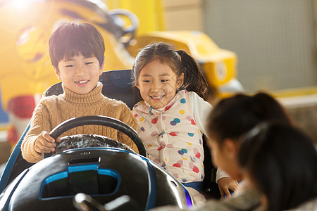 冒险乐园小学生在游乐场玩耍背景