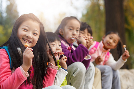 放学的男孩女孩在户外玩耍高清图片