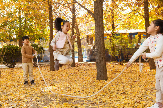 秋天树林中周末活动男孩女孩在户外玩耍图片