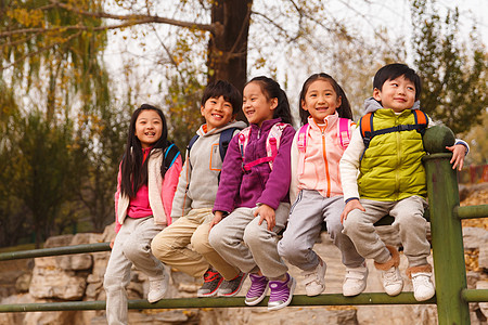 小学生在户外玩耍图片