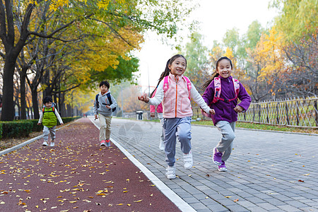 欢乐的小学生在户外奔跑图片