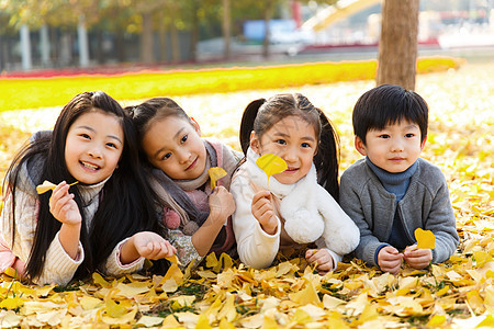 可爱的男孩女孩在户外玩耍图片