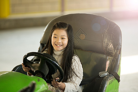 学龄儿童碰碰车游乐园小女孩在游乐场玩耍图片