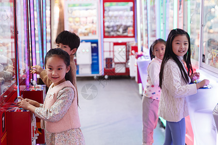 玻璃亚洲8岁到9岁男孩女孩在游戏厅玩耍图片