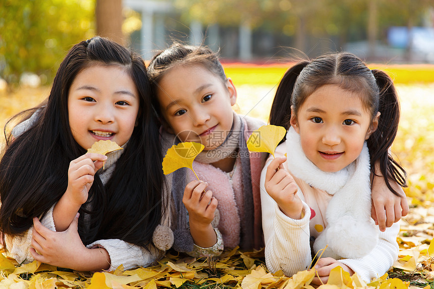 欢乐的小女孩在户外玩耍图片