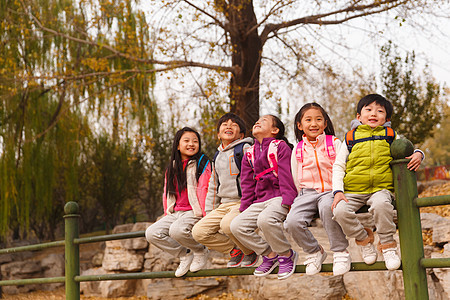 小学生在户外玩耍图片