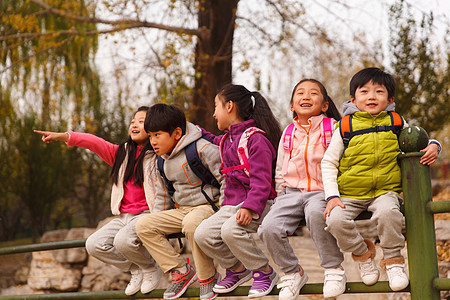 小学生在户外玩耍图片