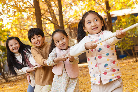 儿童小学生在拔河比赛图片