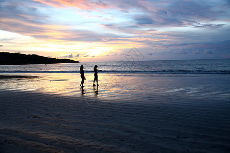 户外巴厘岛海滩上的孩子剪影图片