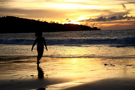 自由风景季节巴厘岛海滩上的孩子剪影图片