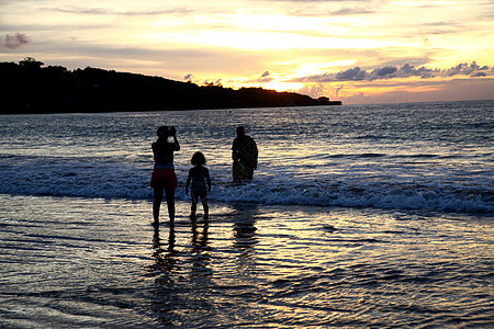印度尼西亚户外巴厘岛海滩上的家庭剪影图片