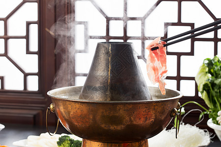 锅里的新鲜蔬菜美味的老北京涮羊肉火锅背景