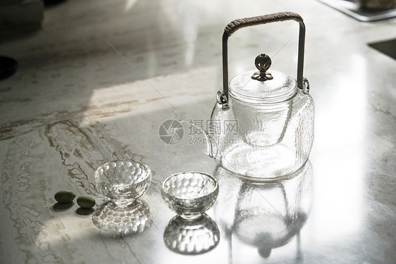 桌子上的玻璃茶具图片