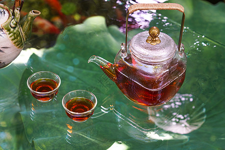 夏天池塘里的金鱼和水上的茶杯高清图片