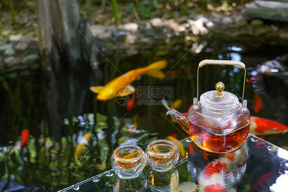 夏天池塘里的金鱼和水上的茶杯图片