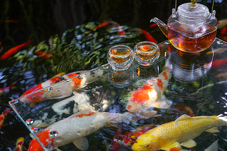 酷暑时候的荷叶池塘和漂在水上的茶具图片