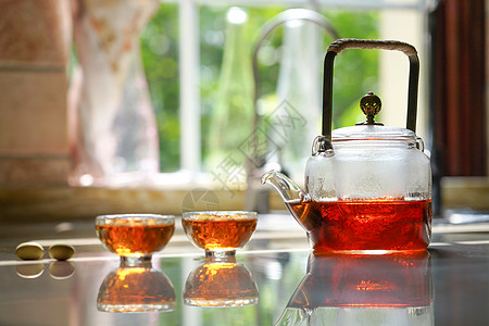 泡了红茶的茶具和茶杯图片