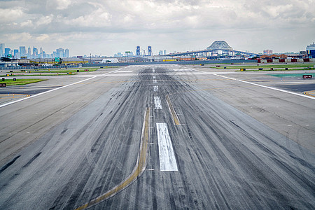 平坦的机场跑道图片