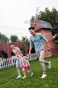 幸福童年快乐三口之家在草地上奔跑图片