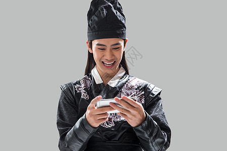 表情水平构图亚洲人古装男子拿着手机图片
