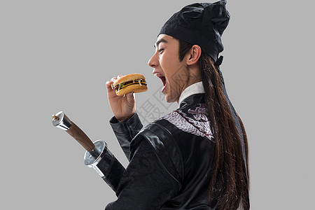 户内传统东亚吃汉堡的青年男人图片