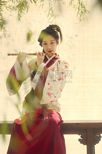 表演者优美传统文化古装美女吹笛子图片