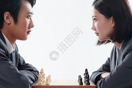 青年商务男女下象棋图片