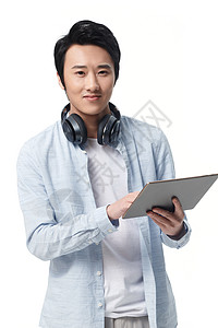 垂直构图动作彩色图片男青年拿着平板电脑背景图片