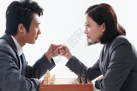 严肃青年商务男女下象棋图片