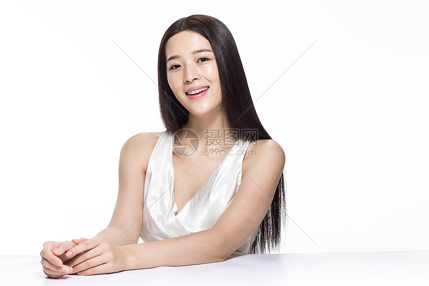 头发青年女人脸颊有着柔顺的长发的美女