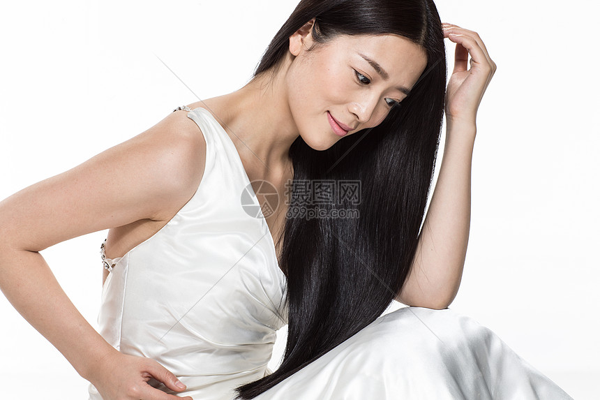 肖像头发仅女人有着柔顺的长发的美女