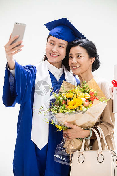 毕业生母女用手机自拍图片