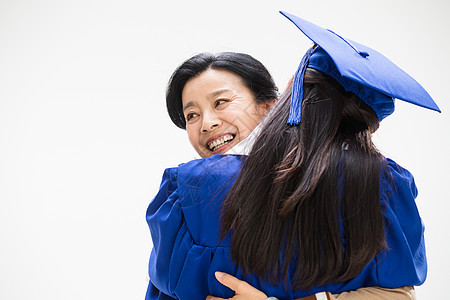 中老年女人拥抱毕业的女儿图片