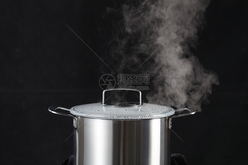 闪亮的厨具蒸汽炖锅图片